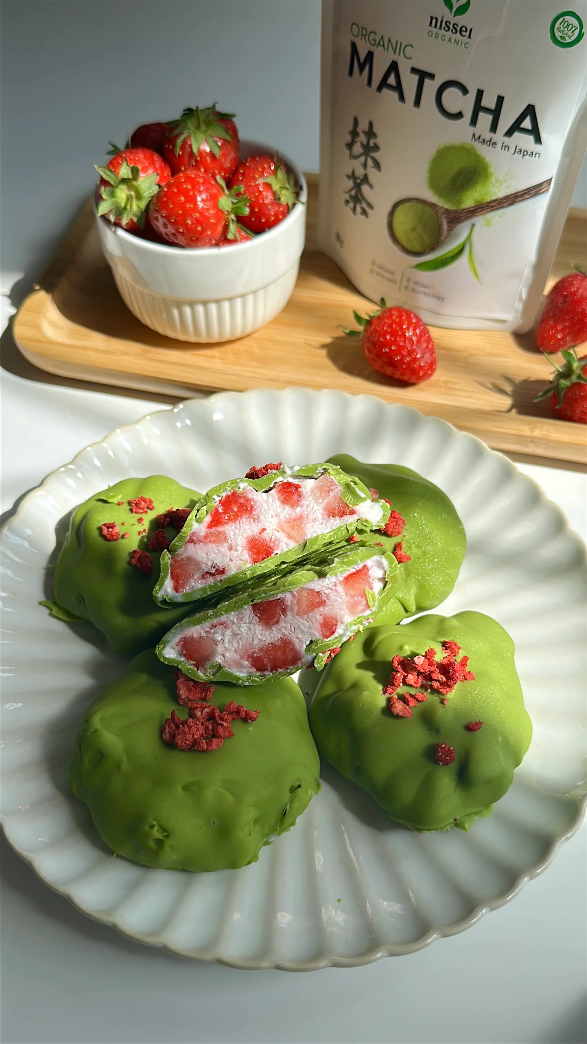 Matcha shokoladli muzlatilgan qulupnayli yogurt